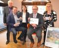 Bild: Kunz
Sie freuen sich über das neu eingeführte Weidener Stadtgeld (von links): Bürgermeister Lothar Höher, Oberbürgermeister Jens Meyer, Stadtmarketing-Geschäftsführerin Andrea Schild-Janker, Vorstandsvorsitzender der Sparkasse Oberpfalz Nord, Hans-Jörg Schön und Dagmar Nachtigall.