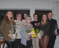 Bild: cvl
Blumen gab es für Elisabeth Zintl (links), Lisa Schiml und Steffi Schrembs (Dritte und Sechste von links) vom Kernvorstand. Mit im Bild sind Elisabeth Prischenk (Neuaufnahme), Rita König (Bezirksleiterin), Rita Kleierl (Stellvertretende Diözesanvorsitzende) und Pfarrer Heribert Stretz (von links).