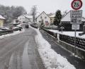 Bild: bö
Die Theuerner Straße in Ebermannsdorf soll saniert werden. Der Gemeinderat gibt eine Kostenermittlung in Auftrag. Im Zuge dieser Maßnahme soll auch der Fußweg vom Ortsende in Richtung Theuern bis zur Einfahrt in den Erzweg ausgebaut werden