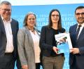 Bild: Petra Hartl
Gesundheitsminister Klaus Holetschek (rechts) übergibt den Förderbescheid zum Ausbau des Pflege-Ausbildungsverbundes. Von links: OB Michael Cerny, Pflegedirektorin Kerstin Wittmann und Gesundheitsregion-Geschäftsstellenleiterin Christine Hecht.