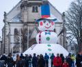Archivbild: Nicolas Armer/dpa
Der Riesenschneemann im Zentrum von Bischofsgrün im Jahr 2022.
