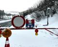 Symbolbild: Markus Angerer/APA/dpa
Die jüngsten Schneefälle in Österreich haben zu großer Lawinengefahr und erheblichen Behinderungen auf den Straßen geführt.