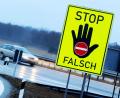 Symbolbild: Tobias Hase/dpa
Ein Schild warnt davor, die Autobahn aus der falschen Richtung zu befahren. Am Freitagabend ist das einem Mann auf der A6 dennoch passiert.