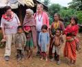 Bild: Birner/Africa Luz
Im Rahmen ihres bebilderten Rechenschaftsberichts präsentierte Bärbel Birner ein Foto vom Besuch bei einer Chepang-Familie. Beim Anblick der armseligen Hütten mit löchrigen Dächern und nebeneinander gestellten Brettern als Wänden übergaben Bärbel Birner (links) und Isabelle Haustein (Vierte von links) eine Geldspende für den Kauf von Abdeckmaterial.