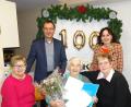 Bild: hm
Barbara Schreyer feierte ihren 100. Geburtstag und konnte dazu zahlreiche Glückwünsche entgegennehmen. Von links Tochter Annemarie Melcher, Stiftungsverwalter Norbert Auer, Jubilarin Barbara Schreyer, Zweite Bürgermeisterin Johanna Mertins und Heimleiterin Astrid Ostermaier.