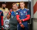Bild: Matthias Balk/dpa
Manuel Neuer (rechts) und sein Kumpel und Torwarttrainer Toni Tapalovic. Nach dessen Aus beim FC Bayern hat sich NNeuers ganzer Frust entladen.