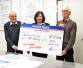 Bild: Dagmar Williamson
Die Sparda-Bank-Leiterin der Filiale Amberg, Sabine Seberak, übergibt Schatzmeister Günther Preißl und Tafel-Vorsitzendem Bernhard Saurenbach 10.000 Euro im Namen des Gewinnsparvereins der Sparda-Bank Ostbayern.