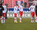 Bild: Armin Weigel/dpa
Nach der 1:3-Heimniederlage gegen Arminia Bielefeld schauten die Spieler des SSV Jahn Regensburg arg bedröppelt drein.