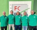Bild: FC Weiden-Ost
Josef Dütsch (Mitte) wird ab 2023/24 Cheftrainer beim FC Weiden-Ost, ihm zur Seite als Co-Trainer steht dann Markus Dagner (2. von links). Ost-Vorsitzender Franz Bäumler, Abteilungsleiter Martin Oppitz und Sportvorstand Marcus Meier freuen sich.