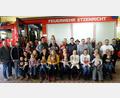 Bild: wlr
Gerne holten sich die Eltern die Rauchmelder ab, die von der Feuerwehr durch Kommandant Michael Roith übergeben und von der CSU Etzenricht angeschafft wurden.
