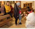 Bild: do
Eschenbachs Stadtpfarrer Pater Johannes Bosco spendet den Blasiussegen in der Pfarrkirche St. Laurentius.