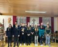 Bild: soj
Die Jugendgruppe der Feuerwehr Ebnath mit Verantwortlichen (vorne, von links) Sophia Käs, Luisa Käß, Simon Pöllath, Ailine Wolf,Jannick Lang, Leni Schinner, Angelie Berger und Emil Greger sowie (hinten, von links) Willi Heinl, Bürgermeister Wolfgang Söllner, Marco Lang, Jugendwart Stefan Wartinger, Zweite Jugendwartin Franziska Käß, Lukas Knott, Kommandant Gerhard Horn und Zweiter Kommandant Michael Knott.
