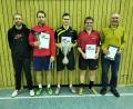 Bild: kro
Spartenleiter Christoph Sporrer, Thorsten Ziegler, Stadtmeister Sebastian Bartsch, Andreas Ockl und Peter Sammüller (von links) stellten sich nach den Spielen zum Siegerfoto beim diesjährigen "Fritz-Scharnagl-Gedächtnisturnier" auf.