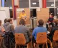 Bild: Susanne Forster
Quartiersmanagerin Beate Ott sprach mit den Teilnehmern der Demografie-Werkstatt in Bad Neualbenreuth über Stärken, Potenziale, Schwächen und Risiken zu den Themen Wohnen und Nahversorgung.