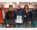 Bild: mfh
30 Jahre Betriebszugehörigkeit bei Glasbau Welz: (von links) Firmengründer Manfred Welz, Geschäftsführerin Margit Welz, der Jubilar Tilo Brunner, Geschäftsinhaberin Marina Welz und ihr Ehemann Florian.