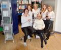 Bild: mia
Freuen sich auf ihre Kunden: Inhaberin Simone Gradl (Mitte) und ihr Team (von links): Melanie Schmid, Irina Kopp, Heidrun Turk, Denise Berner und Elona Thanati.
