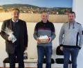 Bild: fvo
Bürgermeister Josef Beimler (links) gratuliert Lothar Schön (Mitte) mit Bauhofleiter Max Müller zum Dienstjubiläum bei der Marktgemeinde.