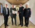 Bild: Christine Hollederer/exb
Landrat Richard Reisinger überreichte Kreisbrandinspektor Armin Daubenmerkl die Ernennungsurkunde zum Örtlichen Einsatzleiter. Kreisbrandrat Fredi Weiß (ganz rechts) und Matthias Viehauser (Katastrophenschutz Landratsamt) gratulierten dem 42-Jährigen.