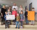 Bild: jzk
Josef Trottmann vom Verein zur Förderung krebskranker und körperbehinderter Kinder Ostbayern dankte Schulleiterin Christiane Böhm und den Schülerinnen und Schülern der Grundschule für die Spende.