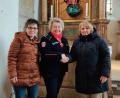 Bild: Ruth Höpfl/exb
Ruth Höpfl (links) und Jutta Schönberger (rechts) überreichten die Spende an Barbara Faltenbacher (Mitte).