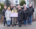 Bild: Klinikum/Dietl/exb
Das FLIKA-Team zusammen mit dem Organisationsteam des Heselbacher Weihnachtsmarktes bei der Spendenübergabe