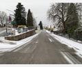 Bild: ck
Die Kößlmühlstraße gehört zu den Straßenbaumaßnahmen, die ganz oben auf der Vorschlagsliste von Außendienstleiter Karl Frey stehen. Im Zuge des Straßenbaus sollen auch Erneuerungen an der Wasserleitung sowie punktuelle Reparaturen der schadhaften Stellen am Kanal durchgeführt werden.
