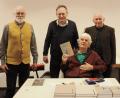 Bild: schß
Sie ließen die Lesung im Casino zu einem Erlebnis werden: (von links) Peter Seidl, ehemaliger Chef am Erasmus, Organisator Josef Schmaußer, Autor Michael Gerner und Kinderfreund Reinhold Escherl aus Freudenberg.