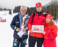 Bild: DSV
Aus den Händen von DSV-Präsident Franz Steinle (links) durfte Kassier Regina Lingl und der Medienbeauftragte des Vereins Christian Lingl den symbolischen Scheck im Rahmen des FIS- Weltcups in der Nordischen Kombination in Oberstdorf entgegennehmen.