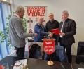 Bild: R. Kreuzer
Josef Höfer (Mitte) ist neues Ehrenmitglied der SPD AG 60plus. Die Ehrenurkunde erhält er von (von links) Horst Fuchs, Karlheinz Roth und Ernst Werner.