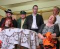 Bild: Theatergruppe Letzau/exb
Szene aus „Eine verhängnisvolle Nacht“, die letzte Inszenierung vor Ausbruch der Corona-Pandemie: Elisabeth Neumann, Michael Schwägerl, Florian Neumann, Markus Uschold, Waltraud Balk und Günter Horn.