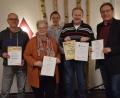 Bild: bö
Der Imkerverein Unteres Vilstal ehrt langjährige Mitglieder (von links): Karl Siegert (Kümmersbruck),; Helga Kürzinger (Hohenburg), Vorsitzender Sebastian Bösl; Peter Schirm (Rieden) und Ludwig Kneißl (Ebermannsdorf).