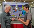 Bild: Michael Mayer/exb
Ganz besonders das Arbeiten mit 3D-Modellen und digitalen Daten ebenso wie der Einsatz spezifischer Software und das Programmieren von Spezialmaschinen sind ein wesentlicher Teil der Ausbildung zum Werkzeugmechaniker für Formentechnik.