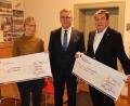 Bild: exb/Stadt Tirschenreuth
Franz Stahl (Mitte) überreichte einen symbolischen Spendenscheck mit jeweils 500 Euro an Franz Göhl (rechts) und Monika Seidel (links).