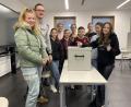Bild: Peter Geiger/exb
Der verantwortliche Lehrer, Andreas Hottner, gemeinsam mit Schülern bei der Abstimmung über "Schule ohne Rassismus".