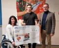 Bild: Realschule im Stiftland/exb
Der Erlös der Spendenaktion vor Weihnachten an der Realschule im Stiftland ist jetzt weitergereicht worden. Den symbolischen Scheck präsentieren (von links) Elternbeiratsvorsitzende Doris Scharnagl-Lindinger, Schülersprecher Maximilian Bischof und Schulleiter Stephan Drexler.