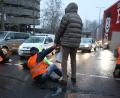 Bild: Jörg Carstensen/dpa
Protestaktionen der Letzten Generation, hier ein aktuelles Beispiel aus Berlin, polarisieren. Wegen einer Straßenblockade kam es zu mehreren Auseinandersetzungen mit Autofahrern.