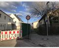 Bild: mma
Von der Max-Prechtl-Straße in Hahnbach wird nur noch ein Gehweg übrig bleiben, der nah am alten Kindergarten (rechts) vorbeiführen wird.