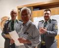 Bild: Schützenverein Eichenlaub Degelsdorf/exb
Erster Schützenmeister Michael Brütting (links) und Vorsitzender Christian Schindler (rechts) gratulieren dem Schützenkönig Herbert Thumbeck (Mitte).