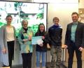 Bild: Mittelschule Tirschenreuth/exb
Bei der Nikolausaktion der Klasse 7a der Mittelschule Tirschenreuth kamen 150 Euro für die Aktion „Feuerkinder“ zusammen. Bei der Spendeübergabe: (von links) Klassenleiterin Miriam Becker, Dr. Annemarie Schraml, Johanna Schöner, Fabian Frank und Rektor Jürgen Bayer.