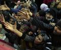 Bild: Khalil Hamra/AP/dpa
Mehr als 11.000 Menschen haben bei der Erdbeben-Katastrophe in der Türkei und Syrien ihr Leben verloren. Die Überlebenden ringen um Nahrung.