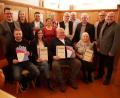 Bild: hmr
Die bei der Jahreshauptversammlung der Stiftländer Jugend- und Blaskapelle ausgezeichneten Musiker und Vereinsmitglieder: (sitzend von links) Patrick Frank, Michaela Ernstberger, Alfred Zintl und Helene Rödig, (stehend von links) Dirigent Stephan Sölch, Martha Siller, Stephan Hegen, Rita Männer, Johann Rosner, Reinhard König, Richard Hubrich, Vorsitzender Alexander Riedl, Bürgermeister Bernd Sommer und Musikbund-Bezirksvorsitzender Gerhard Engel.