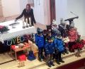 Bild: ld
Ein kleines Haus entstand bei der Andacht vor dem Altar in der Pfarrkirche. Die einzelnen Gegenstände sollten die Lebenseinstellung des Namensgebers verdeutlichen.