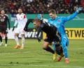 Bild: Daniel Karmann/dpa
Elfmeter? Kein Elfmeter! Düsseldorfs Angreifer Rouwen Hennings (links) versuchte, gegen Club-Keeper Peter Vindahl Jensen einen Strafstoß zu schinden.
