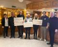 Bild: gio
Die Freudenberger Bauernbühne übergibt einige Spenden (von links): Kassenverwalterin Helga Vogt, Zweiter Vorsitzender Benno Schißlbauer, Feuerwehr-Kommandant Peter Messmann, Zweiter Bürgermeister Franz Weiß, die KLJB-Vorsitzenden Anna Riss und Johannes Altmann sowie Vorsitzender Norbert Altmann.