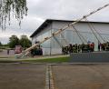 Bild: Bidlingmaier Technologie GmbH/exb
In Lauben im Landkreis Oberallgäu ist das Modell „Herkules Gigant“ bereits im Einsatz. Das traditionelle Aufstellen mit Schwalben bleibt, ist allerdings deutlich sicherer – durch das Einspannen in der Halterung kann der Kirwabaum nämlich nicht mehr seitlich kippen.