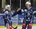 Archivbild: Gebert
Kapitän Dennis Thielsch (links) und Neal Samanski bejubeln eines der bisher 205 Tore der Blue Devils. Am Wochenende trifft der Spitzenreiter der Oberliga Süd auf den Deggendorfer SC und den EC Peiting.