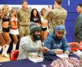 Bild: jut
Die NFL in der Oberpfalz: Die Football-Stars Trenton Robinson (vorne links) und Santana Moss (vorne rechts) bei einer Autogrammstunde in Grafenwöhr. Im Hintergrund schießen Soldaten Fotos mit Cheerleadern.