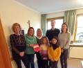 Bild: bk
Ökumenische Geste: Vertreter des Schnäppchen- und Flohmarktladens spenden 300 Euro für die evangelische Kindergottesdienstgruppe.