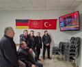Bild: Dobler
Fassungslos und gespannt verfolgen Mitglieder des türkisch-islamischen Kulturvereins Ditib in Schwandorf die Berichterstattung im türkischen Fernsehen. Einige Schwandorfer Türken haben Angehörige bei dem Erdbeben in der alten Heimat verloren.