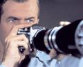 Archivbild: Universal Pictures/dpa
Das Kameraobjektiv ist Jeffs (James Stewart) Fenster zur Außenwelt in Hitchcocks Klassiker "Das Fenster zum Hof".